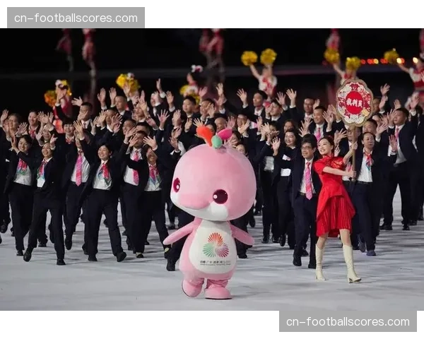 吉祥物与观众互动,现场气氛热烈 吉祥物与观众互动,现场气氛热烈