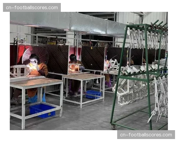 幕后英雄系列:一位为全球顶级车手手工焊接车架二十年的老师傅 幕后英雄系列:一位为全球顶级车手手工焊接车架二十年的老师傅