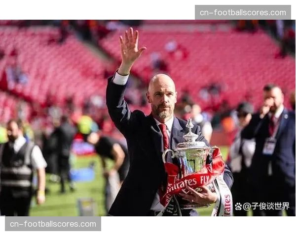 赛前新闻发布会，滕哈格拒绝回答关于其帅位的问题